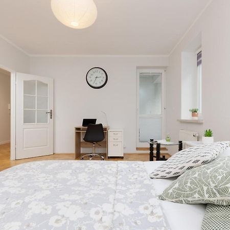 Studio Bielany With Home Office Near Metro Station By Noclegi Renters Warsawa Bagian luar foto